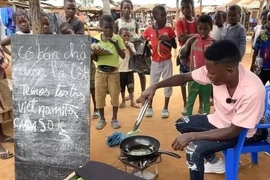 Trước chả lá lốt, Quang Linh Vlog kinh doanh gì ở châu Phi? 