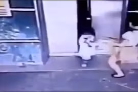 Mẹ nhanh chân song phi cứu con khỏi bị cửa thang máy kẹp 