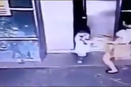 Mẹ nhanh chân song phi cứu con khỏi bị cửa thang máy kẹp 