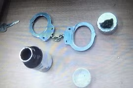 Nửa đêm, đôi nam nữ mang còng số 8 ra đường 