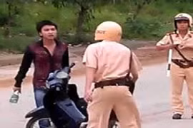 Bị yêu cầu dừng xe, nam thanh niên đòi “xử” CSGT