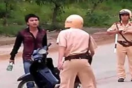 Bị yêu cầu dừng xe, nam thanh niên đòi “xử” CSGT