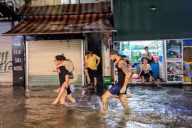 CĐM tới tấp khoe ảnh “Hà Nội phố cũng như sông“
