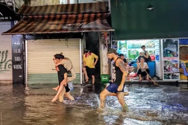 CĐM tới tấp khoe ảnh “Hà Nội phố cũng như sông“