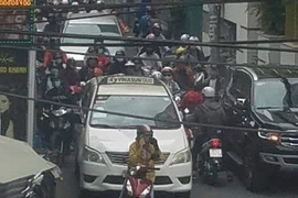 Cả phố tắc nghẽn dài vì chị gái đứng giữa đường “nấu cháo điện thoại" 