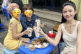 Bạn gái Quang Hải khoe tóc mới khi đi chơi cùng hội chị em