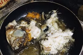 "Cười sặc nước" với thảm họa rán cá của hội chị em vụng thối vụng nát