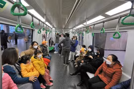 Thú vui mới ngày Tết: Người Hà Nội trải nghiệm đường sắt trên cao