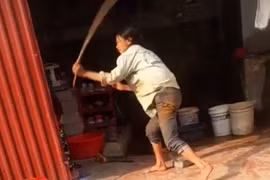 Cắm xe làm sinh nhật bạn gái, thanh niên bị mẹ vụt tới tấp