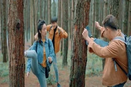 Dân mạng ném đá gay gắt thương hiệu giày ‘bôi bẩn Đà Lạt’