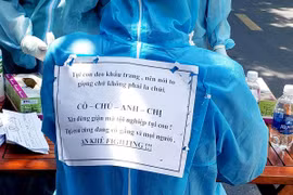 Tình nguyện viên chống dịch viết lên đồ bảo hộ, netizen khen hết lời