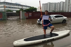 Danh tính chàng Tây lái “thuyền ôm” ngày Hà Nội ngập lụt