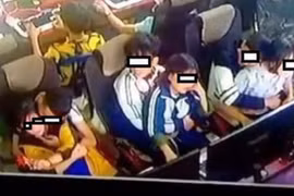 Nhức mắt cảnh 3 đôi học sinh ngang nhiên “diễn cảnh nóng” trong quán net