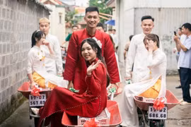 Chàng trai Thái Bình đem 7 xe rùa đến đưa tráp gây chú ý