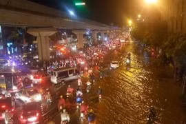 Dân mạng xót xa nhìn người dân Hà Nội tắm mưa trong cảnh tắc đường