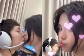 Phát "cẩu lương" ngay trên sóng livestream, Mai Dora khiến fan chỉ biết "cay"