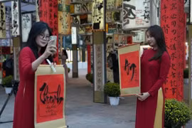 Người dân Hà Nội háo hức đi Hội chữ xuân Ất Tỵ