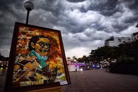 Người dân Thủ đô đội mưa “hóng” phố đi bộ mới ra mắt