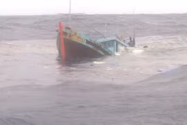 Bình Thuận: Chìm tàu cá, 8 thuyền viên được cứu thoát