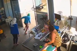 Người phụ nữ cầm dao rượt đuổi khiến 2 tên cướp bỏ chạy