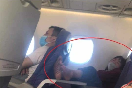 "Bàn chân hư" tái xuất trên máy bay, ai nhìn cũng "ngứa mắt"