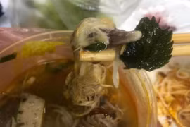 Đặt bún riêu online, cô gái ám ảnh vì thứ xuất hiện trong bát