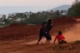 Xác minh thông tin nữ sinh dùng mũ bảo hiểm đánh bạn tới tấp