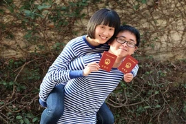 Cặp vợ chồng trẻ gây sốc khi bỏ phố lên núi sống 