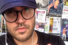 Bạn gái xem phim mải nhắn tin, người đàn ông kiện đòi tiền vé