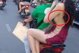 Cô gái diện váy cắt xẻ sâu "táo bạo" khoe vòng một hững hờ giữa phố