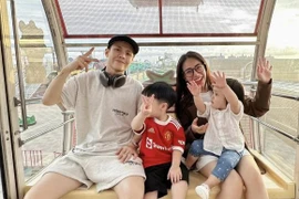 Cháu ngoại Minh Nhựa đã lớn, tự tin tạo dáng cực chất