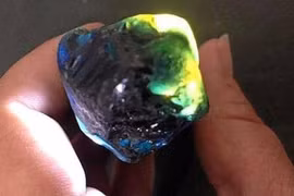 Nhặt được viên đá quý 30.000 USD trong lúc... đi dạo