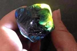 Nhặt được viên đá quý 30.000 USD trong lúc... đi dạo