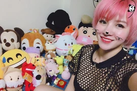 Cô gái bất ngờ nổi tiếng vì chi tiền triệu gắp gấu bông xả stress