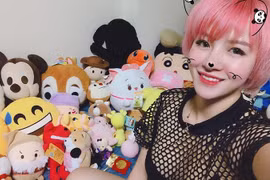 Cô gái bất ngờ nổi tiếng vì chi tiền triệu gắp gấu bông xả stress