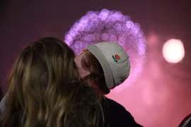 Du khách Tây thích thú đón giao thừa, chào Xuân Giáp Thìn tại Hồ Gươm