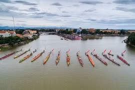 Ảnh: Hàng nghìn người xem đua thuyền ở quê hương tướng Giáp