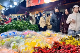 Đi chợ hoa Tết Quảng An ngày cuối năm, nhộn nhịp khách trả giá