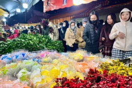 Đi chợ hoa Tết Quảng An ngày cuối năm, nhộn nhịp khách trả giá