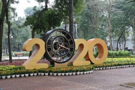 Đường phố Hà Nội rợp cờ hoa tưng bừng chào đón năm mới 2020