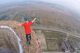 Thót tim xem cảnh đi xe đạp một bánh quanh miệng ống khói