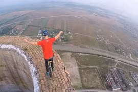 Thót tim xem cảnh đi xe đạp một bánh quanh miệng ống khói