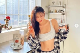 Cô nàng có triệu người mê dù có đủ combo bụng mỡ, đùi to