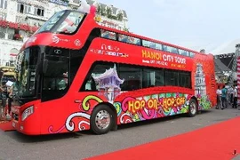 Giới trẻ Hà Nội thử cảm giác U23 Việt Nam trên xe buýt hai tầng