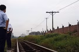 Liều lĩnh xây tường lấn hành lang đe dọa an toàn đường sắt
