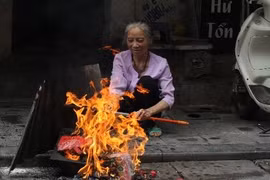 Người dân Hà Nội hóa vàng mã Tất niên đón năm mới