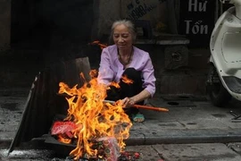 Người dân Hà Nội hóa vàng mã Tất niên đón năm mới