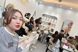 Tiệm nail tấp nập, phải tăng ca để phục vụ khách làm đẹp