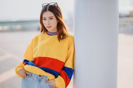 Soi nhan sắc lai Tây của nữ chính đóng MV “Sóng gió” gây bão MXH