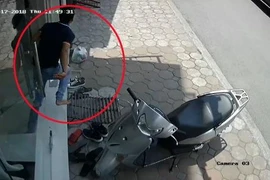 Video: Khổ chủ bất lực đuổi theo tên trộm “cuỗm” SH nhanh như chớp